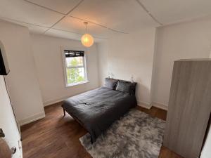 En eller flere senge i et værelse på Second Floor 3 bedroom flat in the town centre