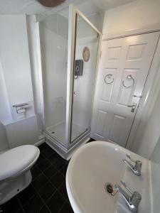 Et badeværelse på Second Floor 3 bedroom flat in the town centre