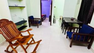 a room with chairs and a dining room with a table at Mayura Homestay in Kanchipuram +18 photos