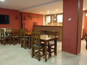 Electra IndustrialにあるCasa Rural Río Fríoのテーブルと椅子のあるキッチンとダイニングルーム