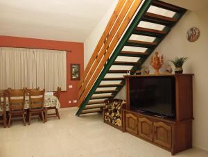 Electra IndustrialにあるCasa Rural Río Fríoのリビングルーム(テレビ付)、階段