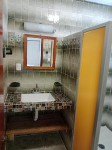 un baño con lavabo y espejo en Hostal Dream gunther, en Cancún 12 fotos más