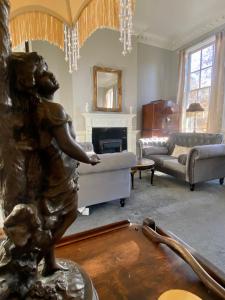 バースにあるElegant & Romantic - Entire Flat with 2 Magnificent Viewsの女性像のあるリビングルーム +21枚の写真