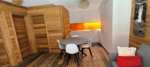 Posezení v ubytování appartement avec jardin dans luxueux chalet