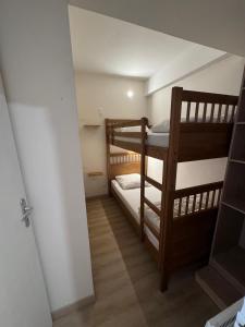 ein kleines Zimmer mit 2 Etagenbetten und einem Flur in der Unterkunft La Fontaine de St Clément in Luz-Saint-Sauveur