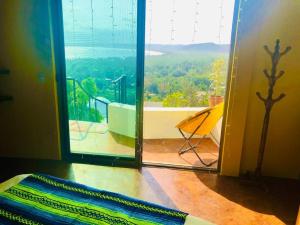 Un balcón o terraza en The Hippie Palace a sublime experience
