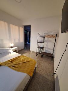 Ένα ή περισσότερα κρεβάτια σε δωμάτιο στο Apartahotel- Alojamiento Familiar- Apartamentos Privados Kira