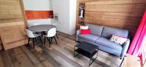 Posezení v ubytování appartement avec jardin dans luxueux chalet