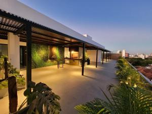 an outdoor patio of a house with plants at Elegancia y Confort en un solo lugar in Santa Cruz de la Sierra