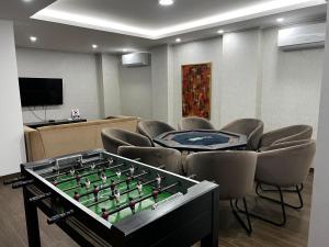 a room with a foosball table and chairs at Elegancia y Confort en un solo lugar in Santa Cruz de la Sierra