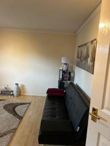 Posezení v ubytování Cosy, convenient, sought after location with private parking