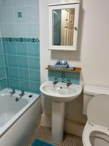 Koupelna v ubytování Cosy, convenient, sought after location with private parking