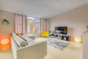 Μια τηλεόραση ή/και κέντρο ψυχαγωγίας στο Family Villa with Terrace, Hot Tub, Pool, View and Grill in Chayofa