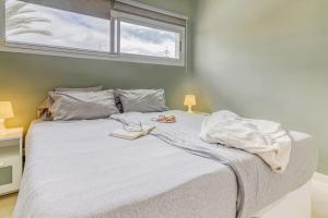 Ένα ή περισσότερα κρεβάτια σε δωμάτιο στο Family Villa with Terrace, Hot Tub, Pool, View and Grill in Chayofa