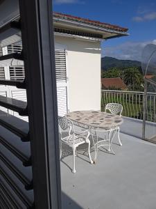 ein Terrassentisch und Stühle auf einem Balkon in der Unterkunft La maison d'Abelleira in Puenteareas + 38 Fotos