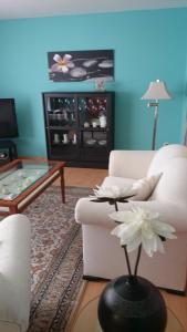 a living room with a white flower in a vase at Ferienwohnung Margarethe in Papenburg