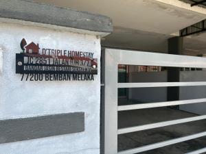 BembanにあるD'Triple Homestay Bandar Jasin Bestari Jasin Melakaの塀の横の看板