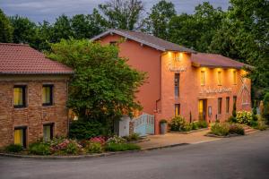 a row of houses on a street with flowers at Le Moulin du Gastronome in Charnay-lès-Mâcon