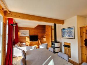 Pokój z łóżkiem i salonem w obiekcie Chalet confortable avec poêle et terrasse, 3 chambres, garage, animaux admis - FR-1-425-198 w mieście Arâches-la-Frasse