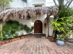 ein Eingang zu einem Haus mit Strohdach in der Unterkunft Private Villa By Andani in Cancún