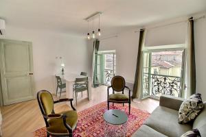 een woonkamer met een bank, stoelen en een tafel bij B&B tra i tetti in Menton