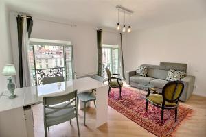 een woonkamer met een tafel, stoelen en een bank bij B&B tra i tetti in Menton