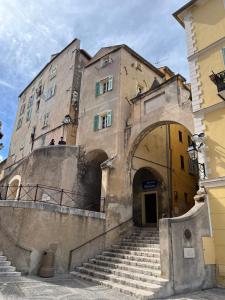 een oud gebouw met een trap ervoor bij B&B tra i tetti in Menton +12 foto's