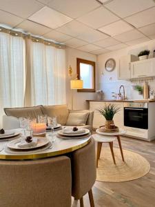 a living room with a table and a kitchen at Le petit bain du Logis in Précy-sous-Thil