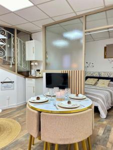 Ένα ή περισσότερα κρεβάτια σε δωμάτιο στο Le petit bain du Logis