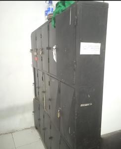 Hostal #10-33 في كارتاهينا دي اندياس: مجموعة من الخزائن الرمادية مكدسة فوق بعضها البعض