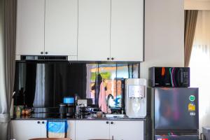 Η κουζίνα ή μικρή κουζίνα στο ongsa house chiang mai pool villa