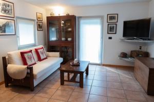 ein Wohnzimmer mit einer Couch und einem Couchtisch in der Unterkunft Casa Schiappo Montagna Natura e Relax. in Iselle