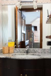 eine Badezimmerablage mit Waschbecken und Spiegel in der Unterkunft Casa Schiappo Montagna Natura e Relax. in Iselle + 27 Fotos