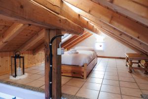 ein Schlafzimmer mit einem Bett im Dachgeschoss in der Unterkunft Casa Schiappo Montagna Natura e Relax. in Iselle