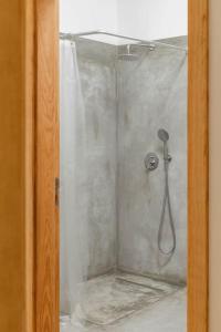 a shower with a shower curtain in a bathroom at Casa Cândida e a Casa do Lado in Abadim