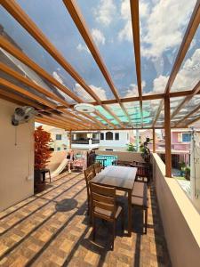 a patio with a table and chairs on a balcony at Family Friendly House in Malolos