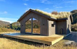 Åseralにある4 Bedroom Awesome Home In Åseralのデッキ付きの草屋根の建物