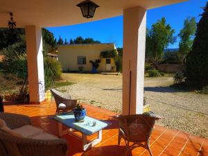 a patio with a table and chairs and a house at Appartement La Casita in Ontinyent