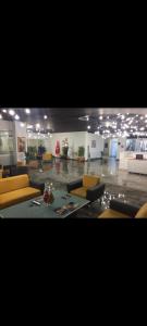 ein Wohnzimmer mit gelben Stühlen und einem Tisch in der Unterkunft Dora Suit in Çankaya