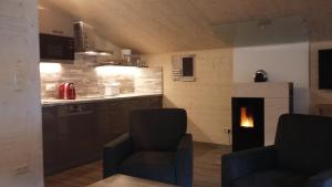 レルモースにあるAppartements Alpenlandのキッチン(椅子2脚、オーブン内の暖炉付)
