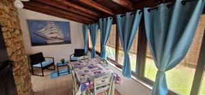 Habitación infantil con mesa y ventana en Villa Elisa, en Villasimius 24 fotos más