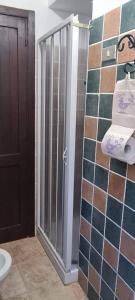 Un baño con ducha, inodoro y lavabo. en Villa Elisa, en Villasimius