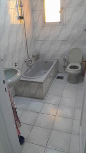 حمام في Panoramic Sea View ZAMZM Flat miami FAMILY ONLY شقة فندقية زمزم بانورما بشاطئ ميامي - الاسكندرية صف اول مباشر علي بحر - عائلات فقط