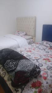 سرير أو أسرّة في غرفة في Panoramic Sea View ZAMZM Flat miami FAMILY ONLY شقة فندقية زمزم بانورما بشاطئ ميامي - الاسكندرية صف اول مباشر علي بحر - عائلات فقط