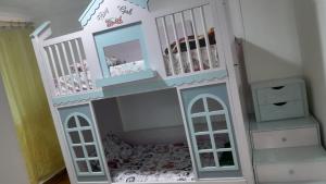 سرير أو أسرّة في غرفة في Panoramic Sea View ZAMZM Flat miami FAMILY ONLY شقة فندقية زمزم بانورما بشاطئ ميامي - الاسكندرية صف اول مباشر علي بحر - عائلات فقط