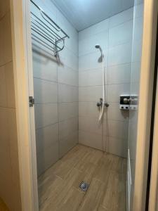 una doccia con una porta in vetro in un bagno di 蘭嶼愛樂客 Ai Le Ke hostel a Yeh-yin