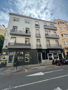 Un edificio alto y blanco con balcones en una calle de la ciudad. en Padre Mariana, en Alicante