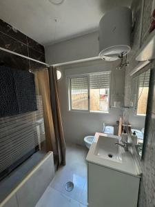 Un baño pequeño con lavabo e inodoro. en Padre Mariana, en Alicante 12 fotos más