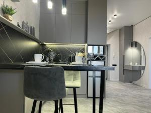 a kitchen with a table and chairs in a room at Апартаменты Премиум Класса ЖК Аружан 3 in Kokshetau