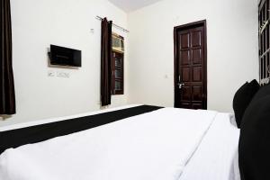Postel nebo postele na pokoji v ubytování Hotel O Shubham Guest House